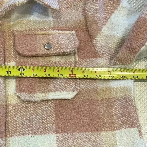 Blue B Med plaid shacket boucle pink/white/cream snap button front top pockets - Picture 4 of 7
